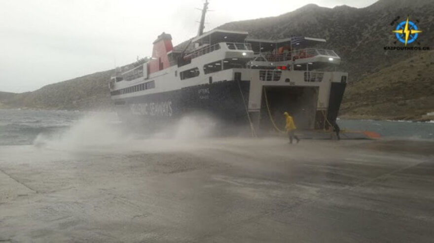 Βίντεο: Το «Άρτεμις» δένει στην Σίφνο εν μέσω θυελλωδών ανέμων