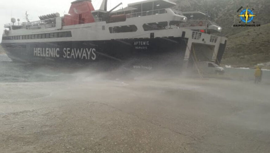 Βίντεο: Το «Άρτεμις» δένει στην Σίφνο εν μέσω θυελλωδών ανέμων