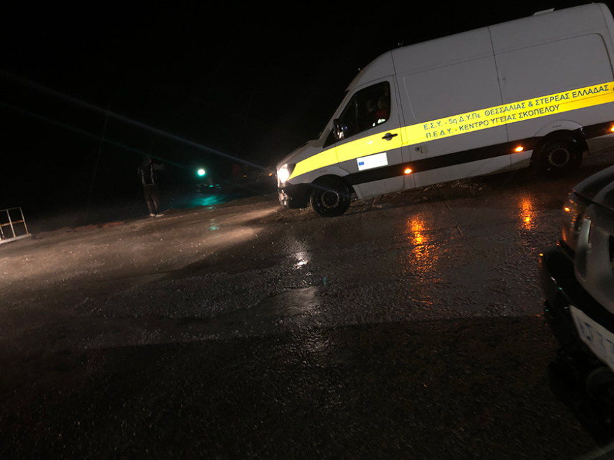 Βίντεο: Καρέ καρέ η δραματική επιχείρηση για τη μεταφορά του βρέφους από τη Σκόπελο