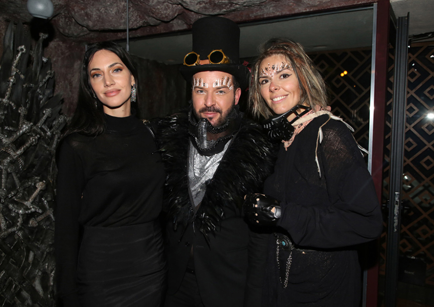 Λαμπερές παρουσίες σε πάρτι με θέμα το φεστιβάλ «Burning Man» 