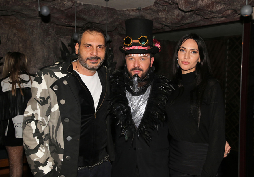 Λαμπερές παρουσίες σε πάρτι με θέμα το φεστιβάλ «Burning Man» 