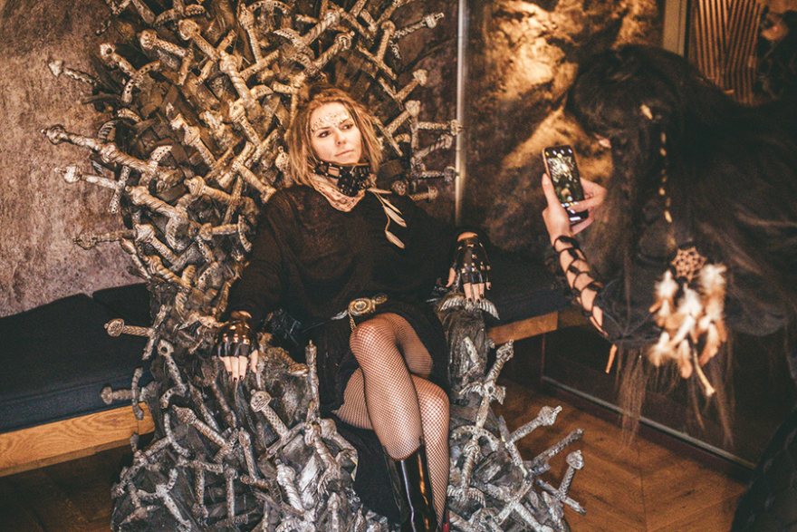 Λαμπερές παρουσίες σε πάρτι με θέμα το φεστιβάλ «Burning Man» 