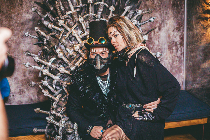 Λαμπερές παρουσίες σε πάρτι με θέμα το φεστιβάλ «Burning Man» 