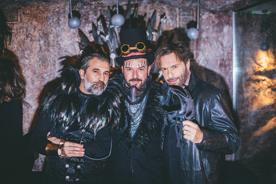 Λαμπερές παρουσίες σε πάρτι με θέμα το φεστιβάλ «Burning Man» 