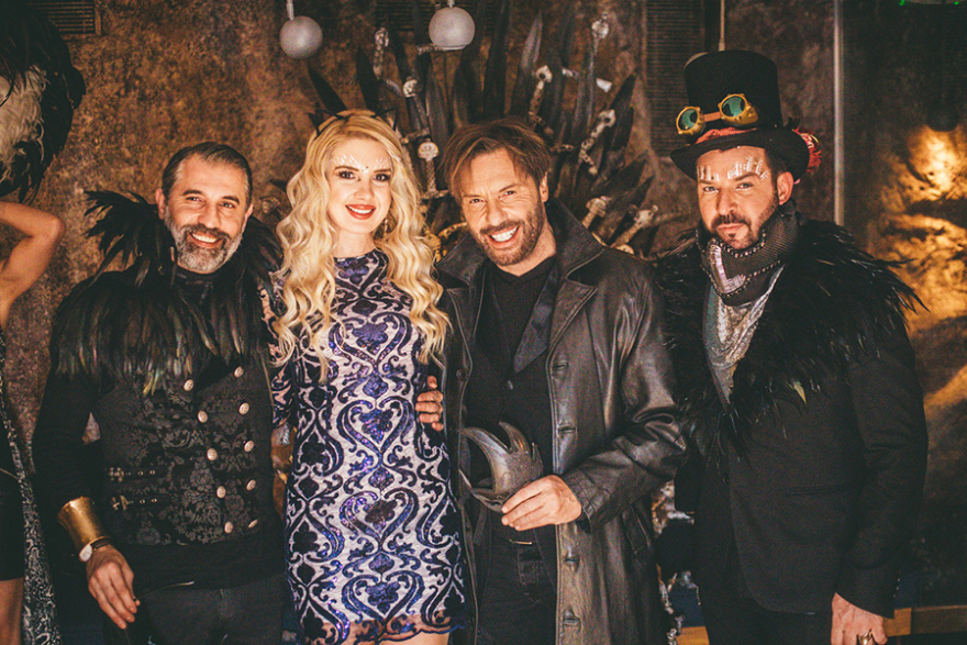 Λαμπερές παρουσίες σε πάρτι με θέμα το φεστιβάλ «Burning Man» 