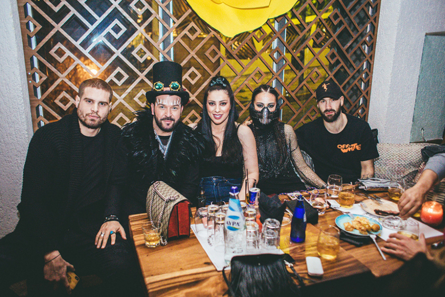 Λαμπερές παρουσίες σε πάρτι με θέμα το φεστιβάλ «Burning Man» 