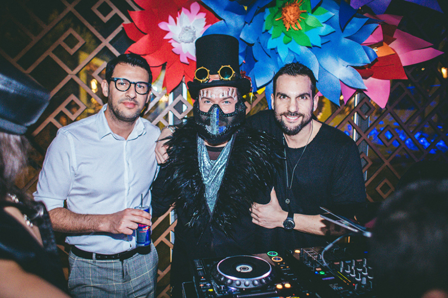 Λαμπερές παρουσίες σε πάρτι με θέμα το φεστιβάλ «Burning Man» 