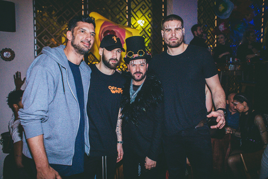 Λαμπερές παρουσίες σε πάρτι με θέμα το φεστιβάλ «Burning Man» 