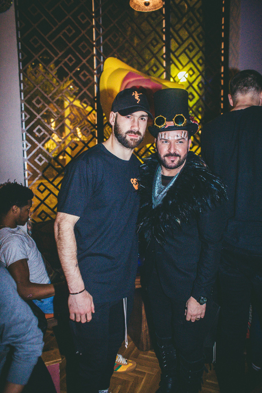 Λαμπερές παρουσίες σε πάρτι με θέμα το φεστιβάλ «Burning Man» 