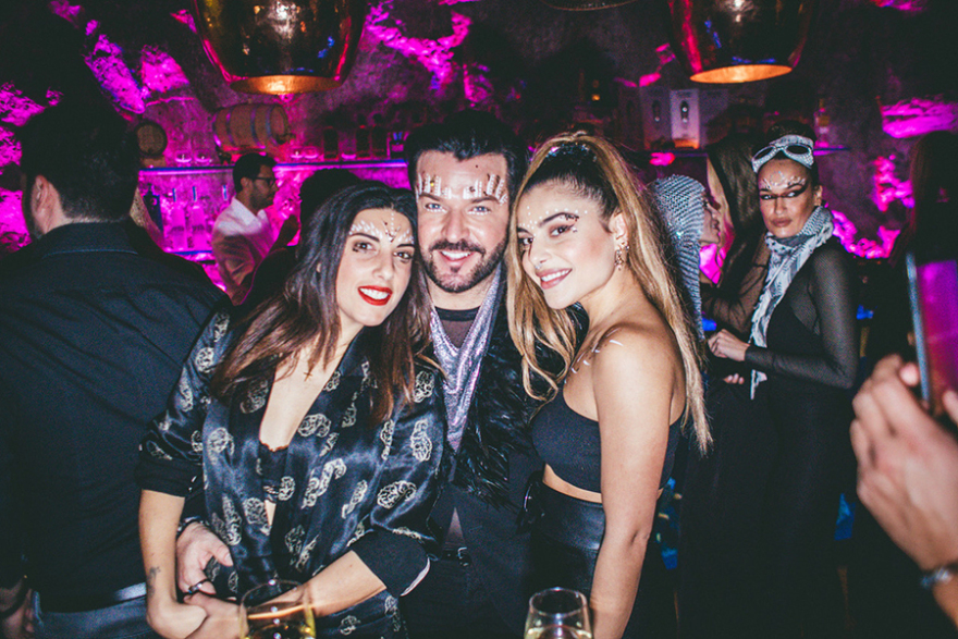 Λαμπερές παρουσίες σε πάρτι με θέμα το φεστιβάλ «Burning Man» 