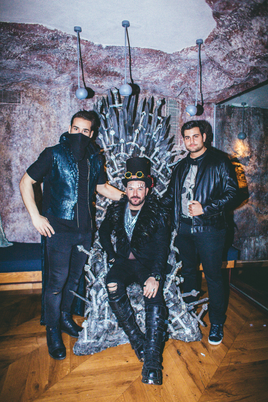 Λαμπερές παρουσίες σε πάρτι με θέμα το φεστιβάλ «Burning Man» 