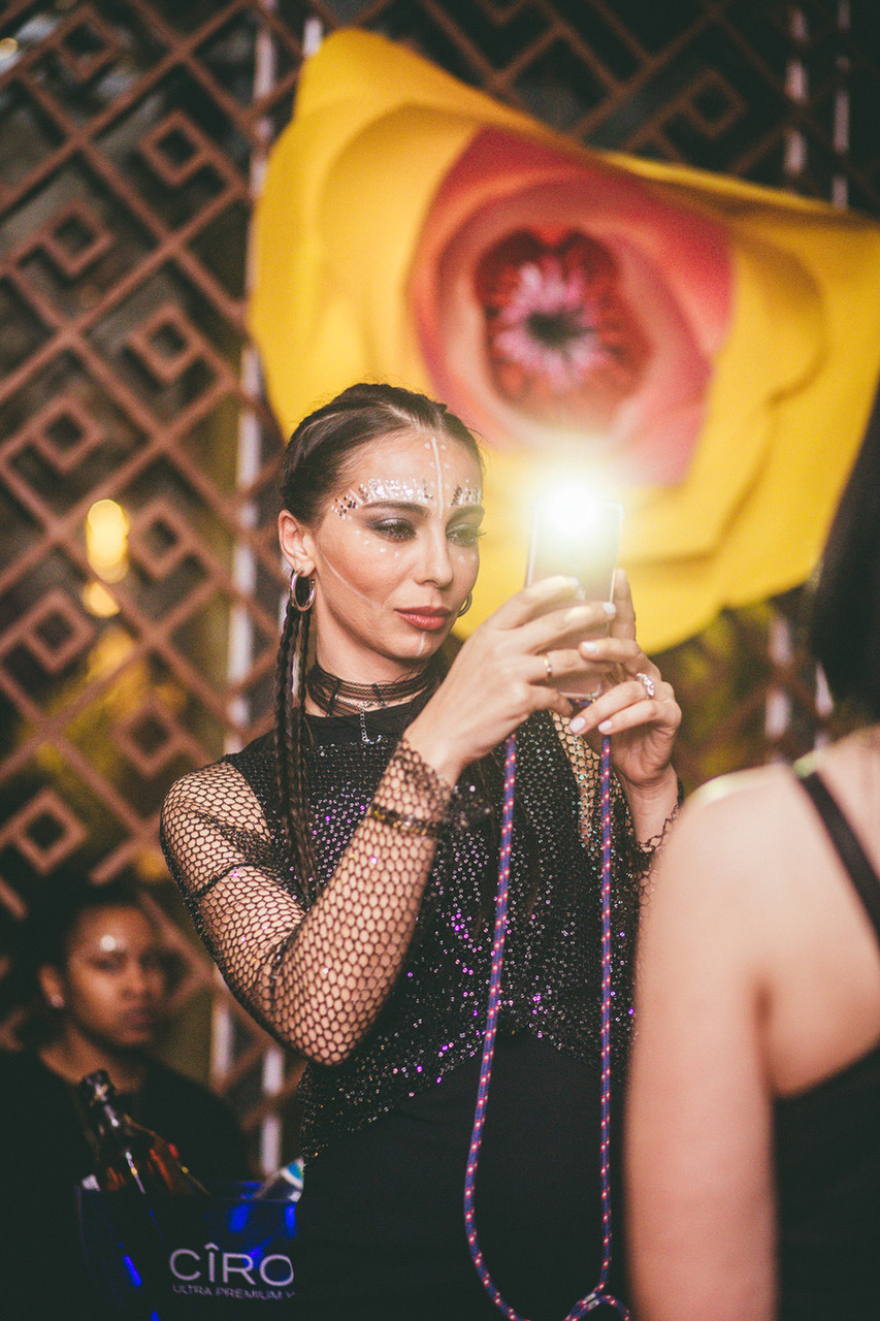 Λαμπερές παρουσίες σε πάρτι με θέμα το φεστιβάλ «Burning Man» 