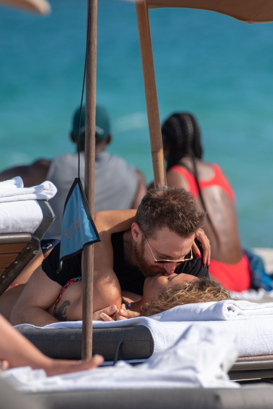 Φιλιά και αγκαλιές για τον 51χρονο David Guetta και την 27χρονη σύντροφό του 