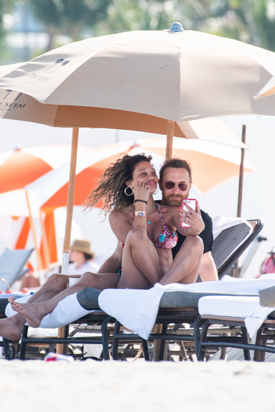 Φιλιά και αγκαλιές για τον 51χρονο David Guetta και την 27χρονη σύντροφό του 