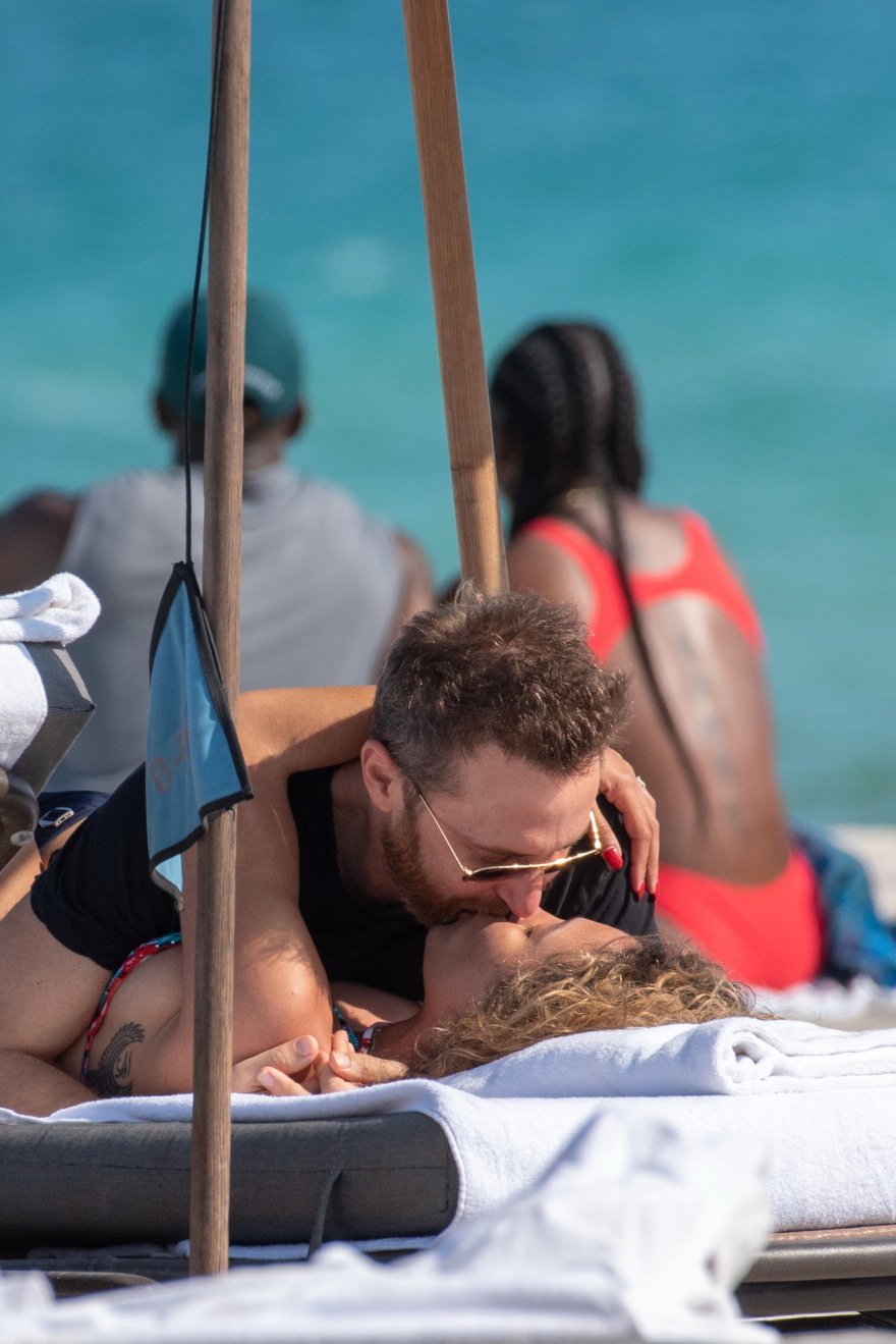 Φιλιά και αγκαλιές για τον 51χρονο David Guetta και την 27χρονη σύντροφό του 