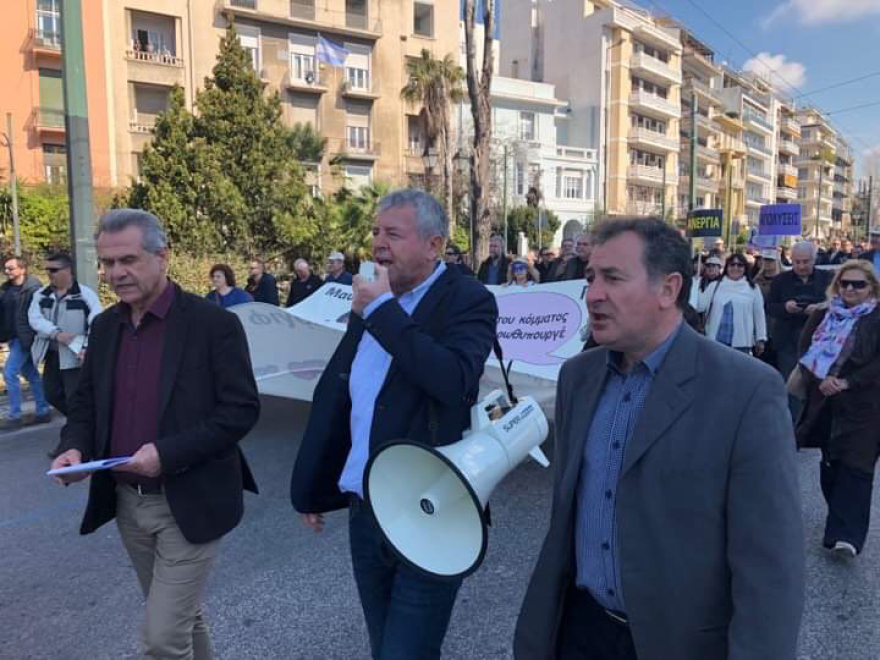 Μαυρογιαλούρος ο Τσίπρας, Γκρούεζας ο Πολάκης στο πανό της ΠΟΕΔΗΝ