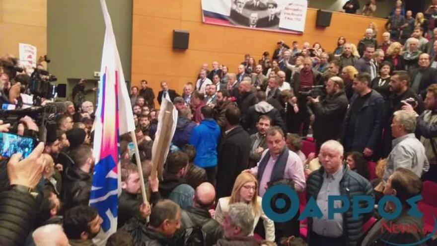 Εισβολή μελών του ΠΑΜΕ στο συνέδριο της ΓΣΕΕ στην Καλαμάτα