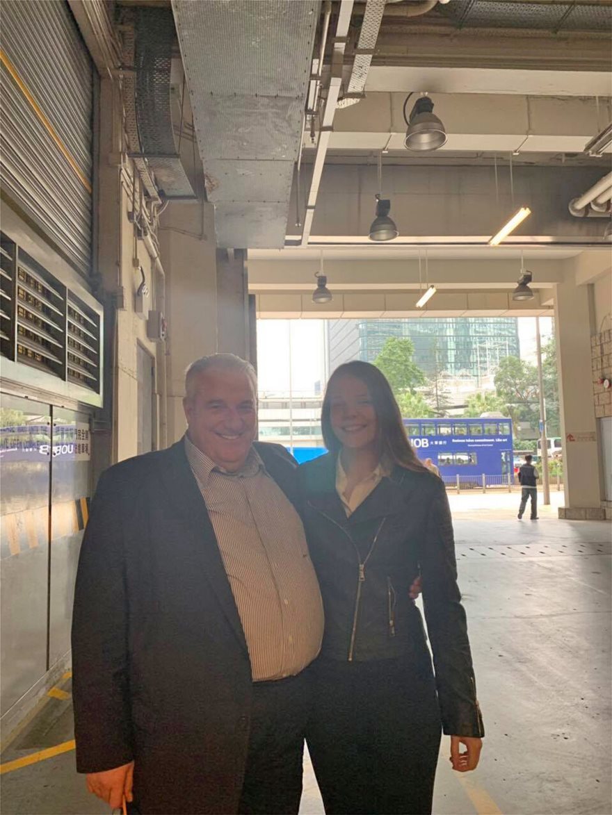 Η 21χρονη Ειρήνη κατέρρευσε στις αγκαλιές των δικών της όταν άκουσε το «not guilty» για τα 2,6 κιλά ναρκωτικών