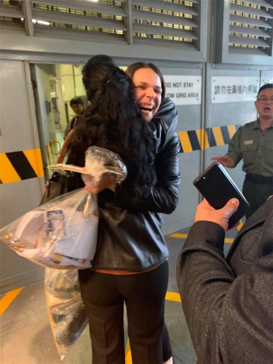 Η 21χρονη Ειρήνη κατέρρευσε στις αγκαλιές των δικών της όταν άκουσε το «not guilty» για τα 2,6 κιλά ναρκωτικών