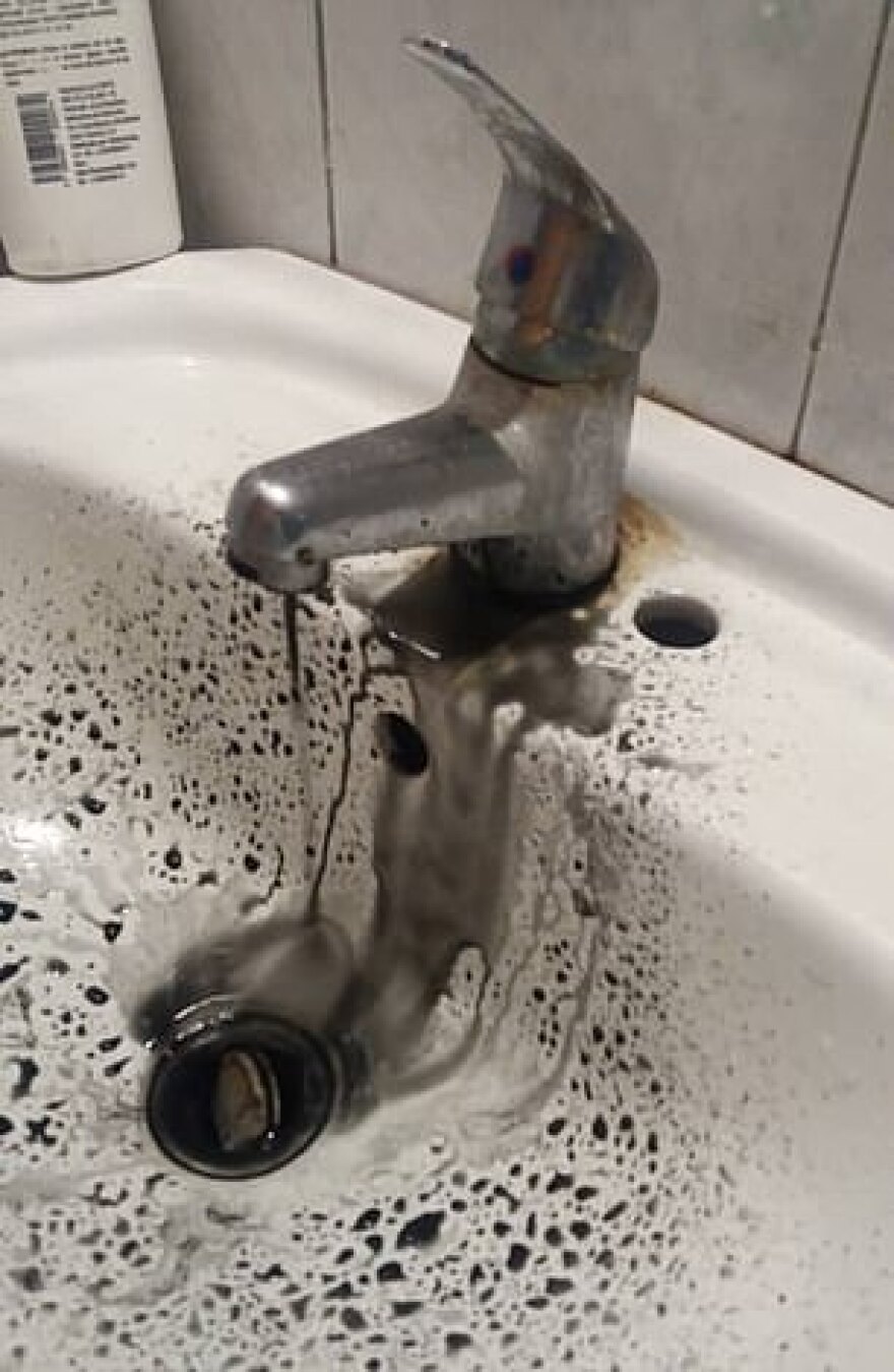 Όλο και χειρότερη η κατάσταση στη Βενεζουέλα: Οι βρύσες βγάζουν μαύρο νερό! 