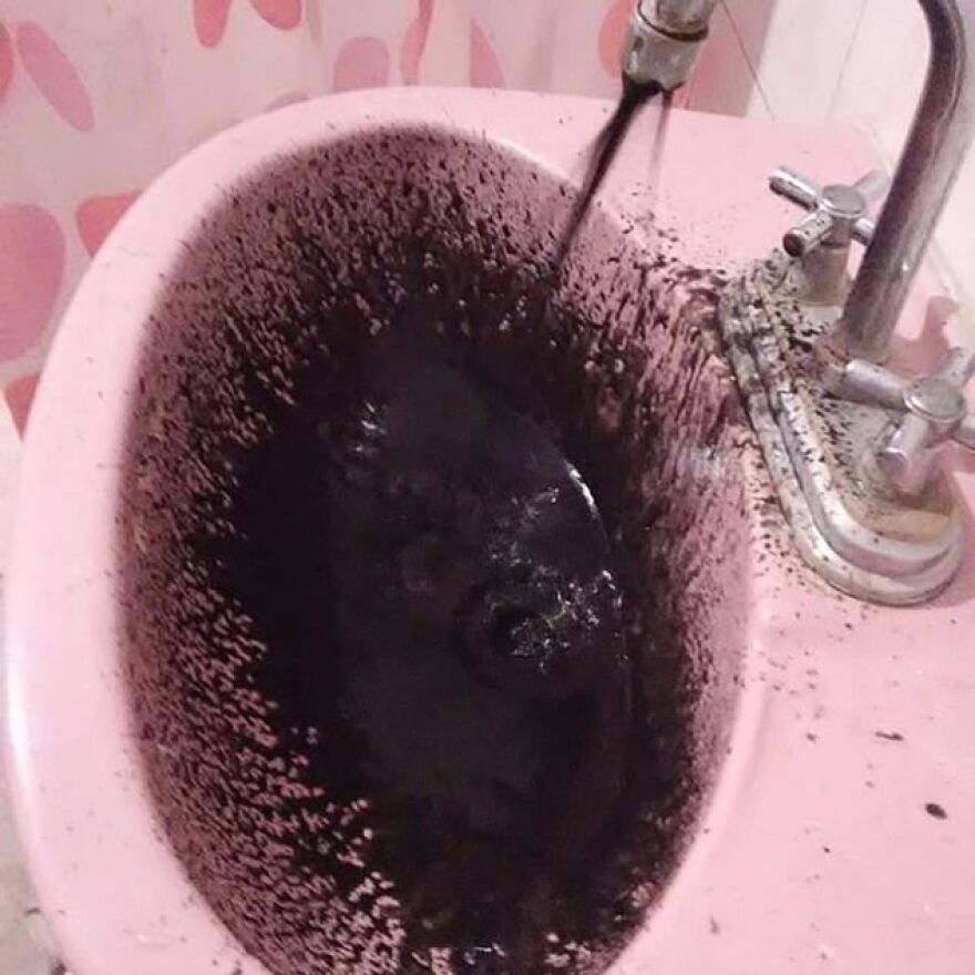 Όλο και χειρότερη η κατάσταση στη Βενεζουέλα: Οι βρύσες βγάζουν μαύρο νερό! 