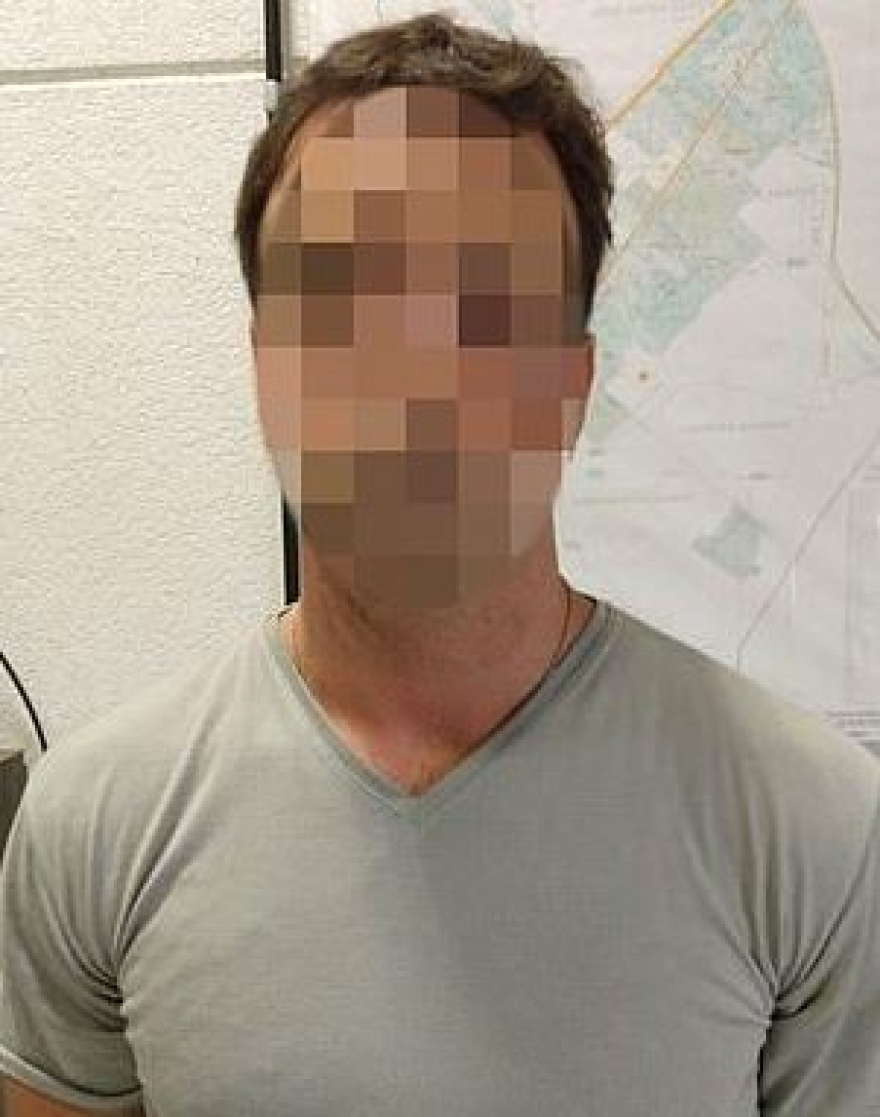 Γιατρός αυνανιζόταν την ώρα που εξέταζε ασθενή 