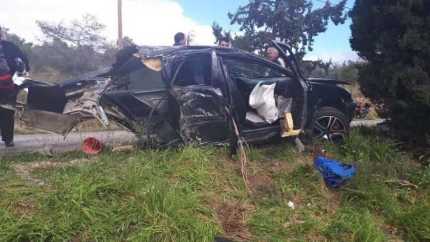 Φωτογραφίες-σοκ από το μοιραίο τροχαίο - Στο πένθος η Σαλαμίνα για την 17χρονη Εύα