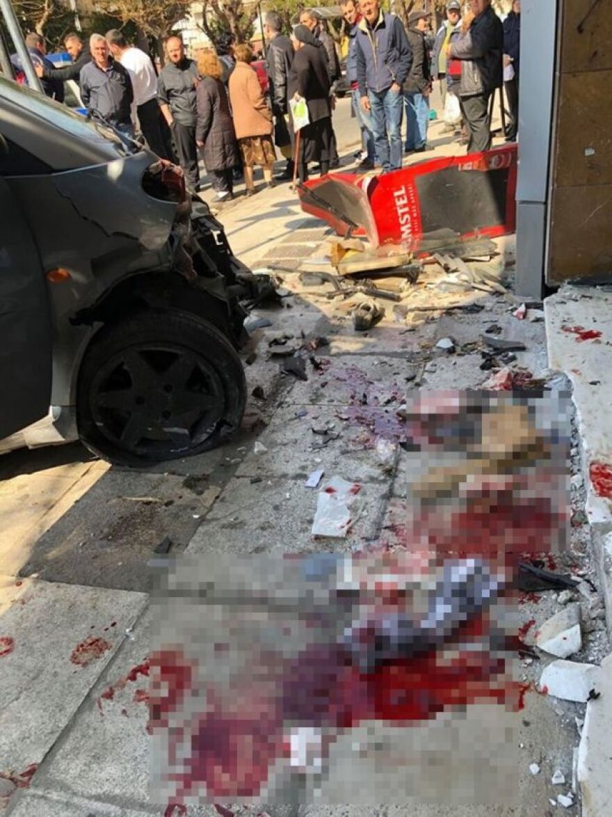 Σοβαρό τροχαίο στην Ακαδημία Πλάτωνος: Αυτοκίνητο έπεσε σε πολυκατοικία