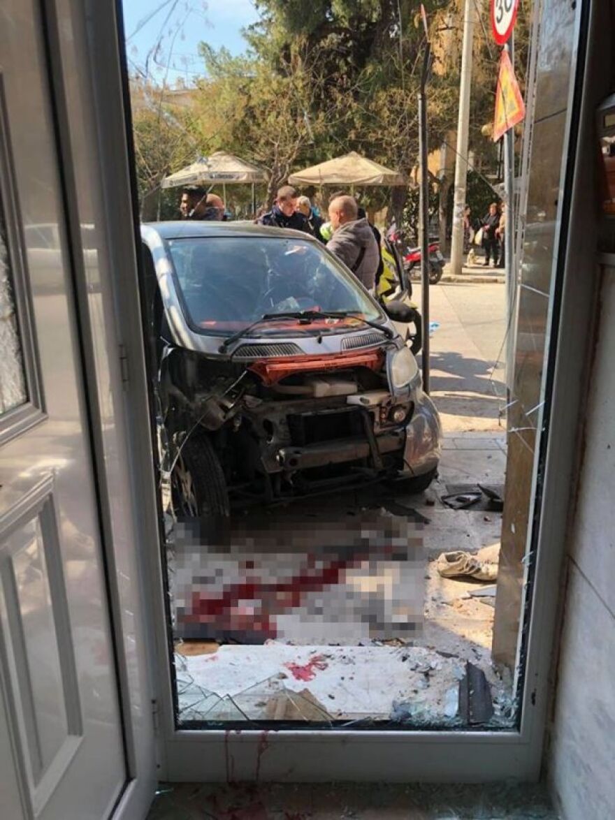 Σοβαρό τροχαίο στην Ακαδημία Πλάτωνος: Αυτοκίνητο έπεσε σε πολυκατοικία