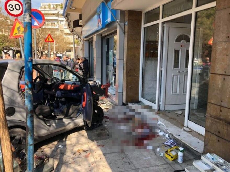 Σοβαρό τροχαίο στην Ακαδημία Πλάτωνος: Αυτοκίνητο έπεσε σε πολυκατοικία