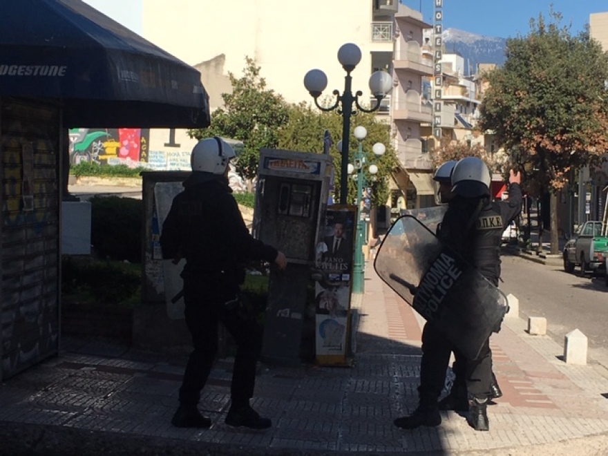 Παναιτωλικός - ΠΑΟΚ: Άγρια επεισόδια μεταξύ οπαδών - Έκαναν γυαλιά καρφιά καταστήματα