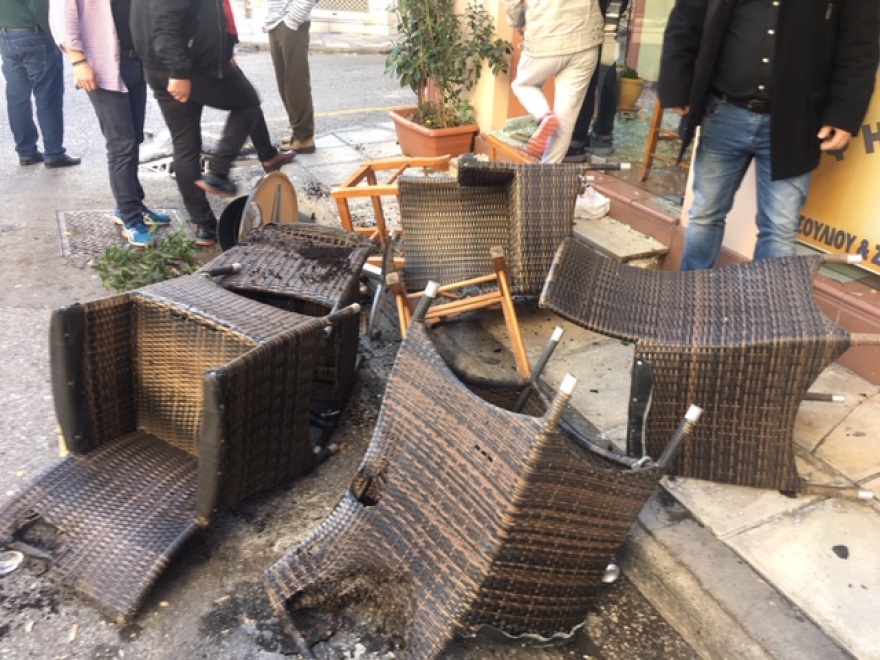 Παναιτωλικός - ΠΑΟΚ: Άγρια επεισόδια μεταξύ οπαδών - Έκαναν γυαλιά καρφιά καταστήματα