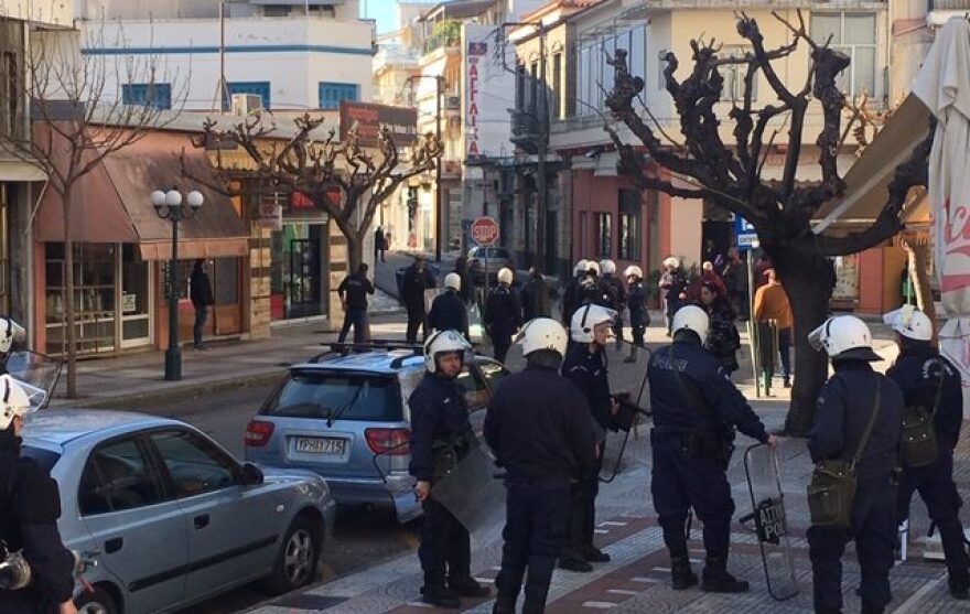 Παναιτωλικός - ΠΑΟΚ: Άγρια επεισόδια μεταξύ οπαδών - Έκαναν γυαλιά καρφιά καταστήματα