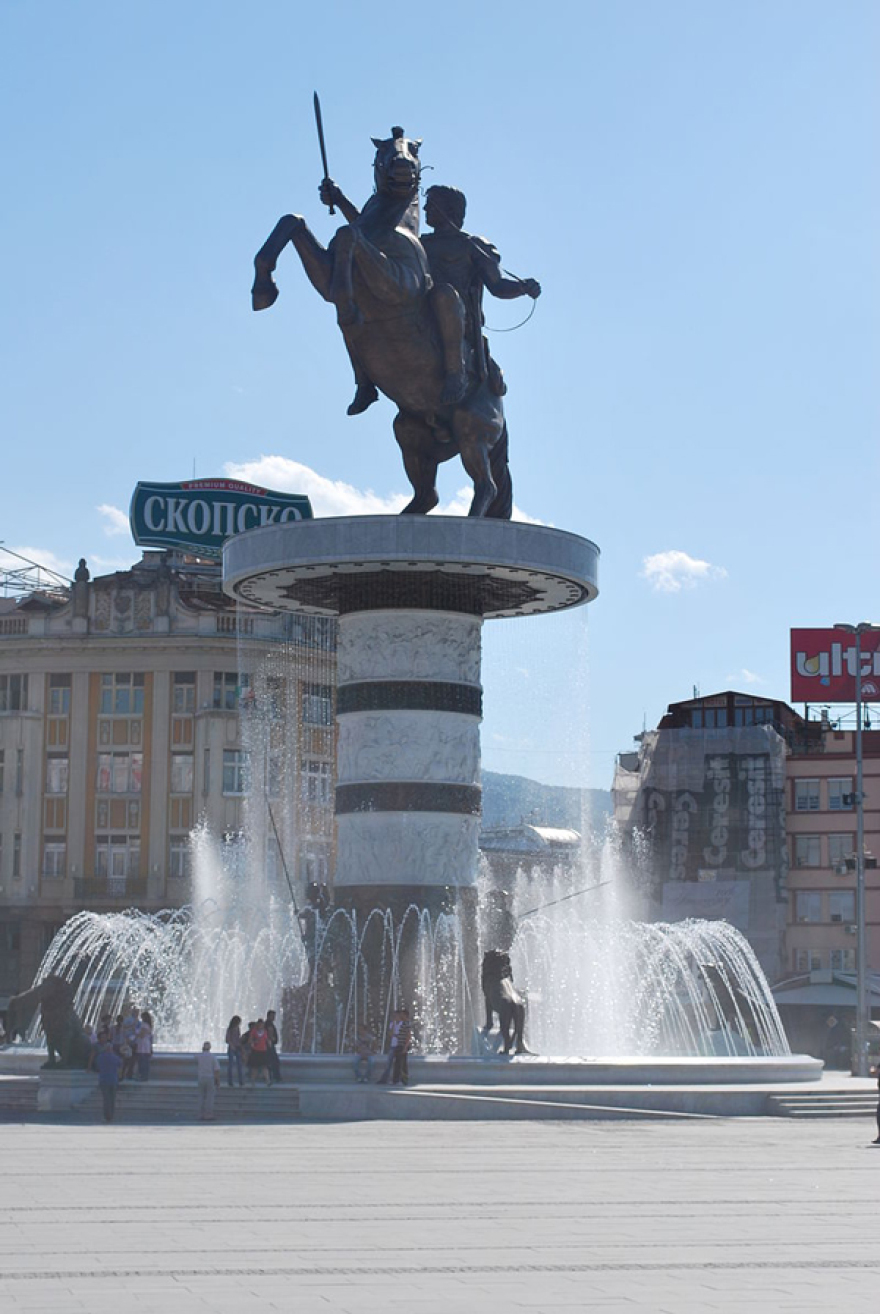 Tα Σκόπια δεν αποκαθηλώνουν τα φαραωνικά αγάλματα παρά τη Συμφωνία των Πρεσπών
