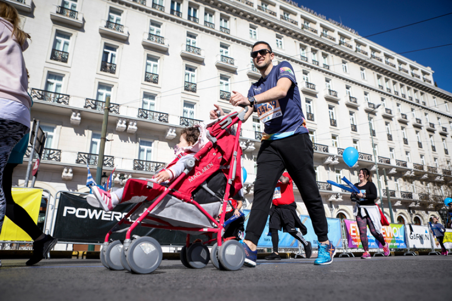 8ος Ημιμαραθώνιος: 22.000 δρομείς «κατέλαβαν» την Αθήνα 