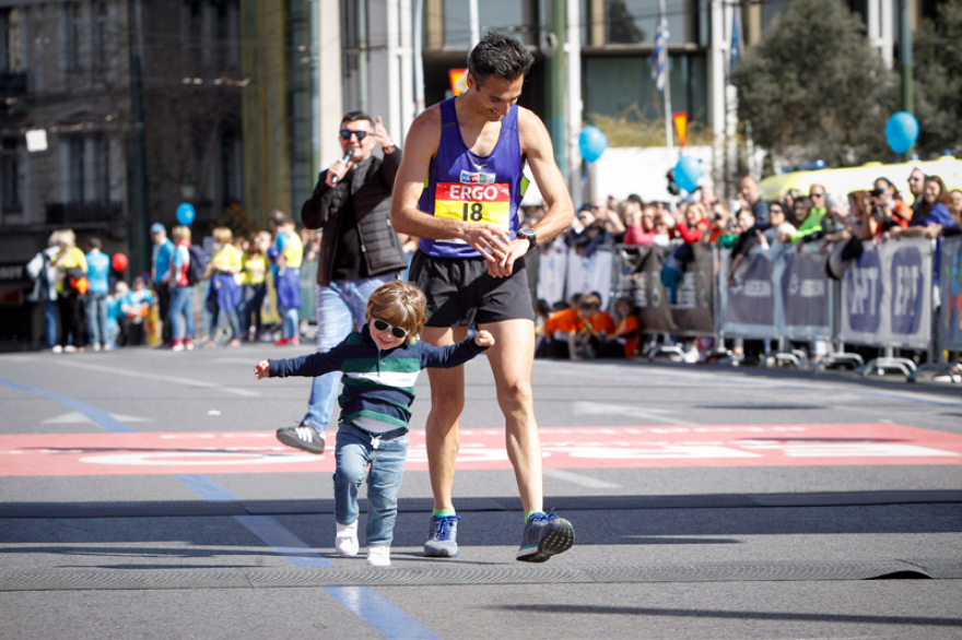 8ος Ημιμαραθώνιος: 22.000 δρομείς «κατέλαβαν» την Αθήνα 