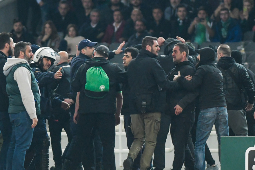 Παναθηναϊκός - Ολυμπιακός: Ολιγόλεπτη διακοπή μετά από εισβολή οπαδών στο γήπεδο