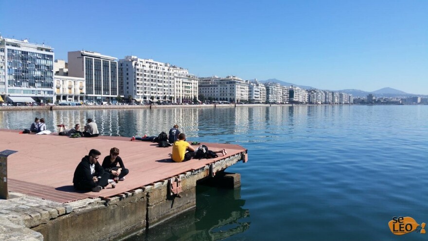Φωτογραφίες: Ηλιοθεραπεία και... βουτιές στο Θερμαϊκό 