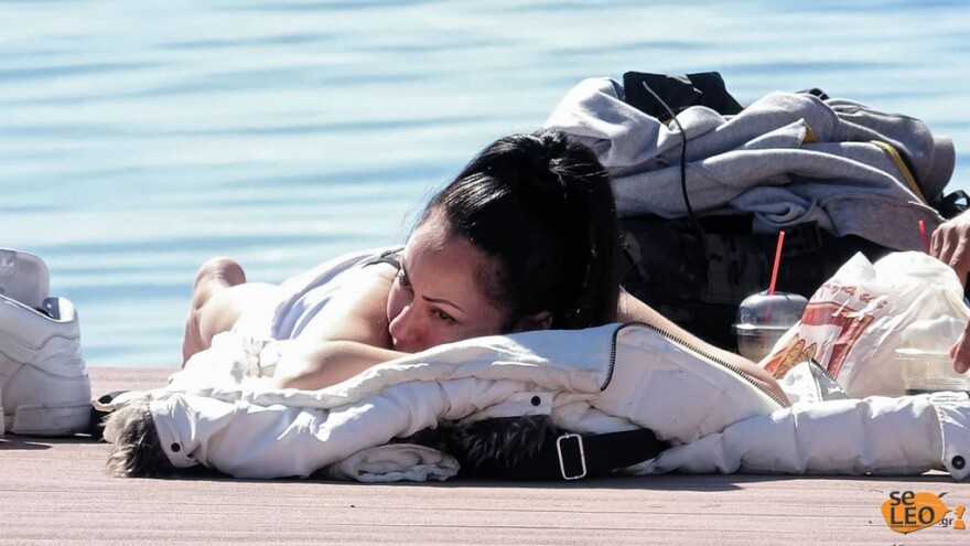 Φωτογραφίες: Ηλιοθεραπεία και... βουτιές στο Θερμαϊκό 