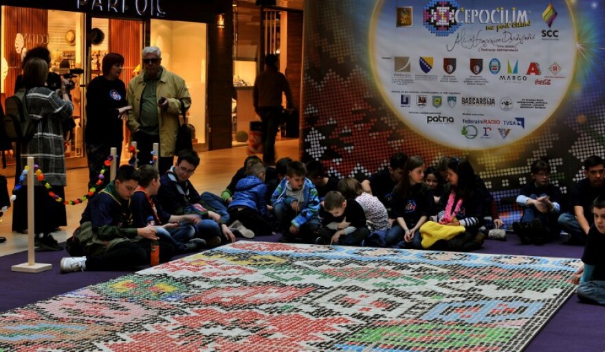 Χαλί από 25.000 πλαστικά καπάκια για την Παγκόσμια Ημέρα Ανακύκλωσης