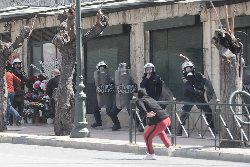 Μολότοφ και πετροπόλεμος στο Πολυτεχνείο μετά το μαθητικό συλλαλητήριο