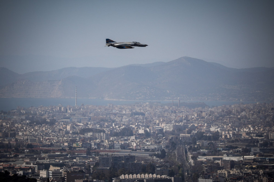 Φωτογραφίες: Μαχητικά αεροσκάφη κάνουν πρόβα τζενεράλε για την παρέλαση της 25ης Μαρτίου στην Αθήνα