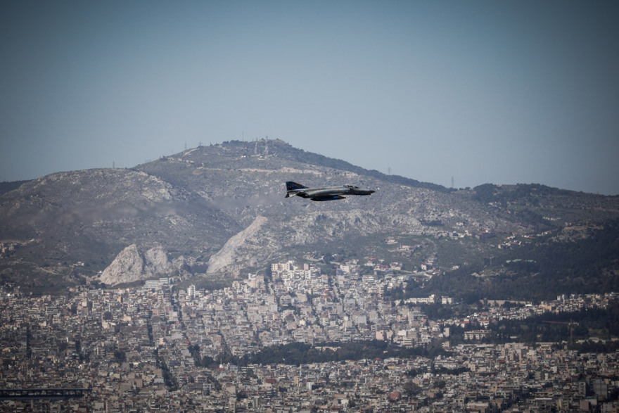 Φωτογραφίες: Μαχητικά αεροσκάφη κάνουν πρόβα τζενεράλε για την παρέλαση της 25ης Μαρτίου στην Αθήνα