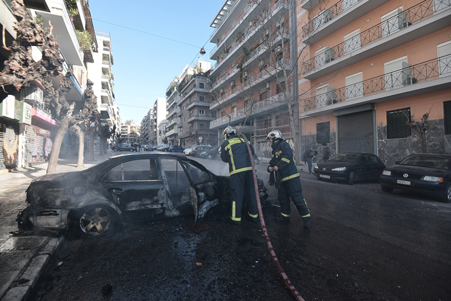 Μολότοφ και πετροπόλεμος στο Πολυτεχνείο μετά το μαθητικό συλλαλητήριο