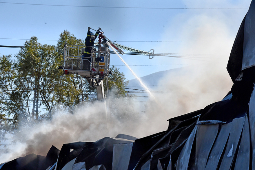 Ολοσχερής καταστροφή αποθήκης με φαρμακευτικό υλικό από τη μεγάλη φωτιά στα Γλυκά Νερά 