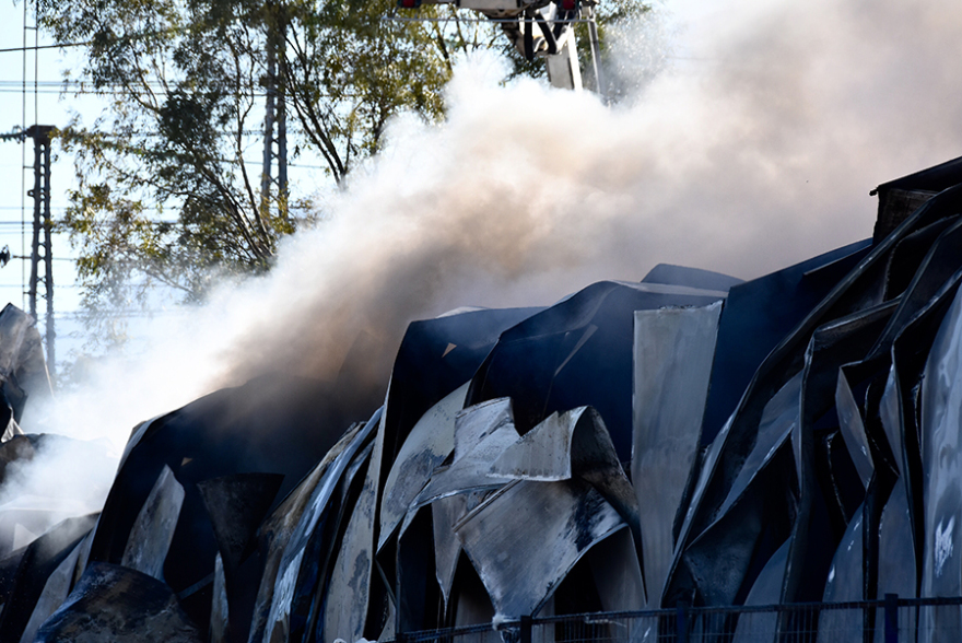 Ολοσχερής καταστροφή αποθήκης με φαρμακευτικό υλικό από τη μεγάλη φωτιά στα Γλυκά Νερά 