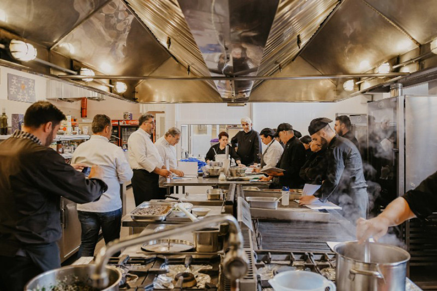 Nέα γαστρονομική εποχή για την bluegr Hotels & Resorts με τον βραβευμένο σεφ Γιάννη Μπαξεβάνη