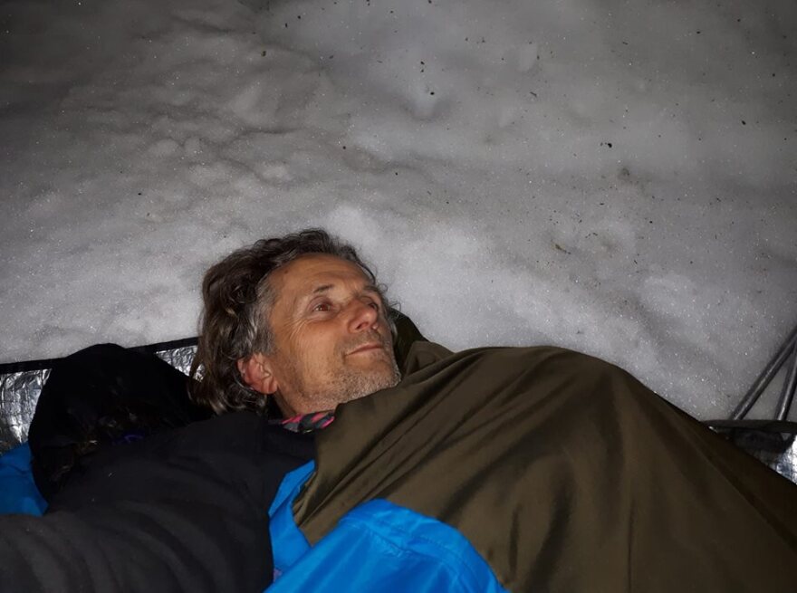 Κρητικός τραγουδά «Μακεδονία ξακουστή» μέσα από μία χιονότρυπα στον Ψηλορείτη