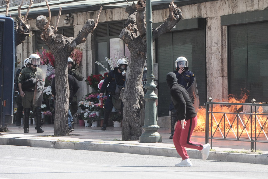 Μολότοφ και πετροπόλεμος στο Πολυτεχνείο μετά το μαθητικό συλλαλητήριο