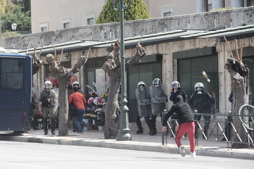 Μολότοφ και πετροπόλεμος στο Πολυτεχνείο μετά το μαθητικό συλλαλητήριο